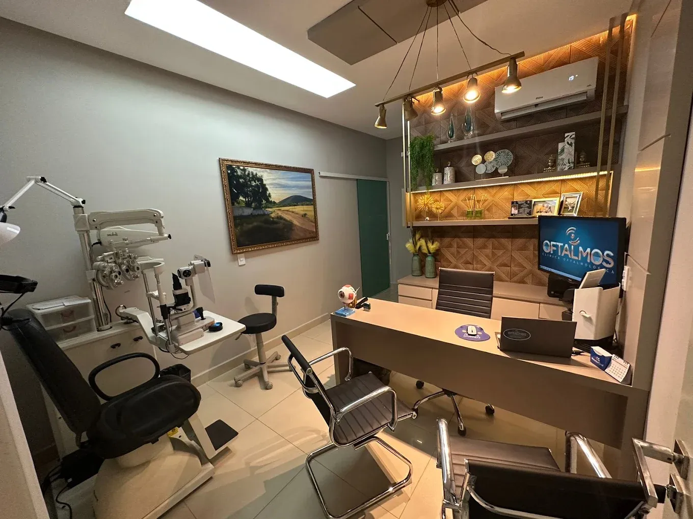 Consultório oftalmológico com equipamentos de diagnóstico