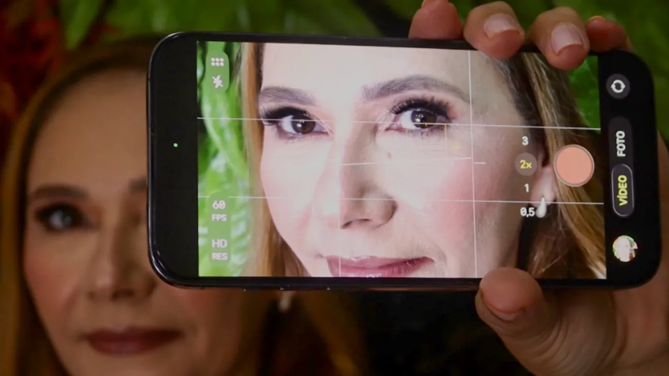 Paciente confiante se fotografando após o procedimento