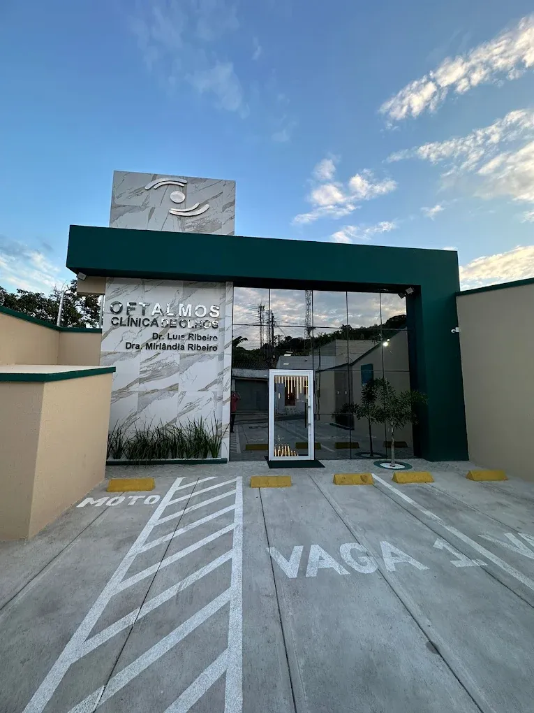 Entrada e estacionamento da clínica Oftalmos
